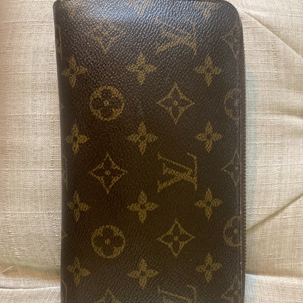 Authentic Louis Vuitton Monogram Zippy Wallet